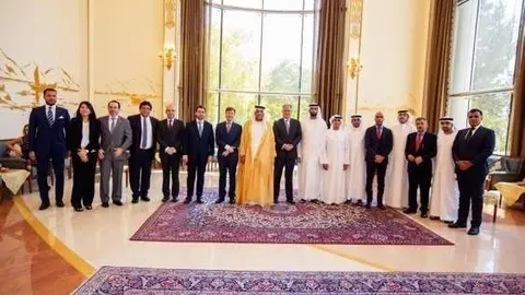 El jeque de Ras Al Khaimah junto a los representantes diplomáticos latinoamericanos y otras autorides y personalidades. (Cedida)