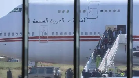  Momento de la llegada del jeque al aeropuerto de Badajoz. Foto de Santi García- La Crónica de Badajoz.