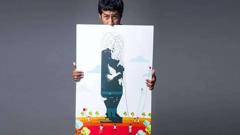 El artista peruano con el póster ganador en la ONU. 