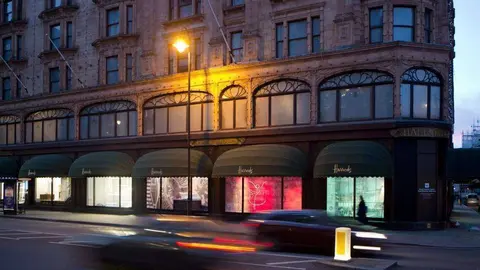 Publicidad de Dubai en los escaparates de Harrods en Londres.