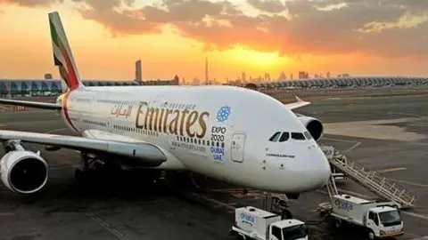 Un avión A380 de la aerolínea Emirates en el aeropuerto de Dubai.