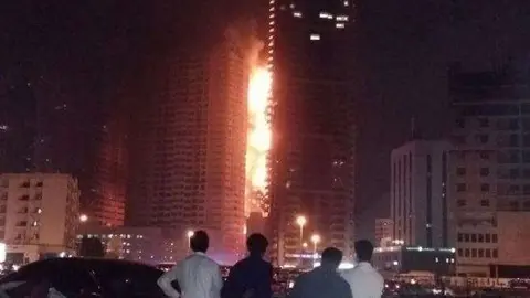 Imagen de los edificios afectados por el fuego en Ajman.