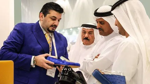 Antonio Vietri muestra un zapato elaborado con oro.