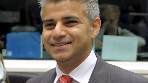 .El candidato laborista a la alcaldía de Londres, Sadiq Khan, en el Parlamento Europeo en 2009, cuando era ministro de Transportes. EFE