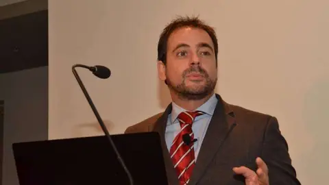 Pedro Amador durante la conferencia en Montevideo.