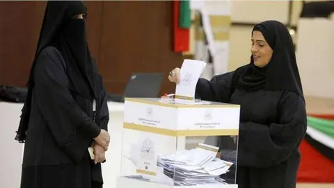 Emiratos apoyará la implicación de las mujeres en el desarrollo del país.
