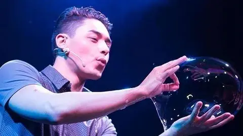 El artista Deni Yang durante una de sus actuaciones.