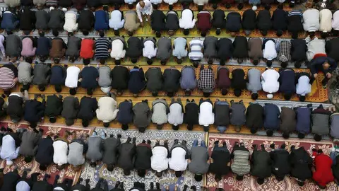 Una imagen de fieles orando durante el Ramadán.