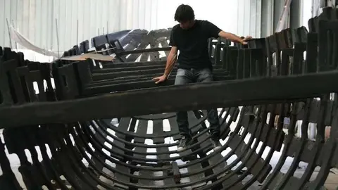 El artista español con una de sus obras.