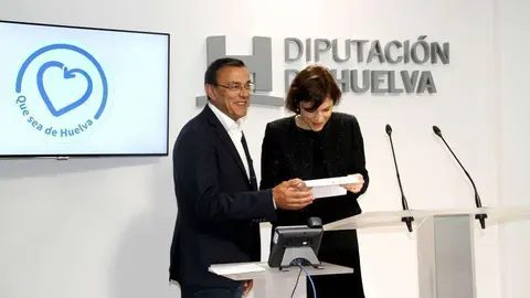 El presidente de la Diputación de Huelva, Ignacio Caraballo, da a conocer al ganador del Premio de Poesía Juan Ramón Jiménez. (EL CORREO)