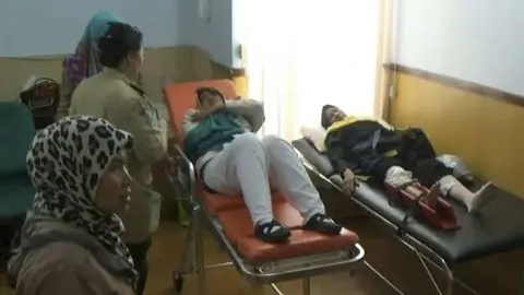 Algunos de los pasajeros heridos por las turbulencias el 4 de mayo.