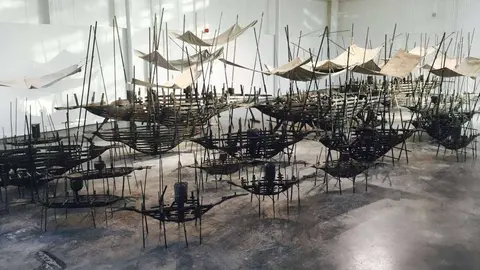 Un total de 26 barcos de hierro componen la exposición de Xavier Mascaró en Abu Dhabi.