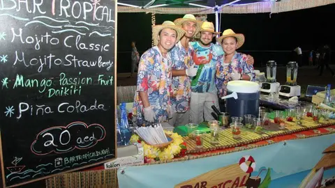 Luis Juan Sánchez, junto a los bármanes del Bar Tropical en la urbanización de Mina Al Arab de Ras Al Khaimah. (EL CORREO)