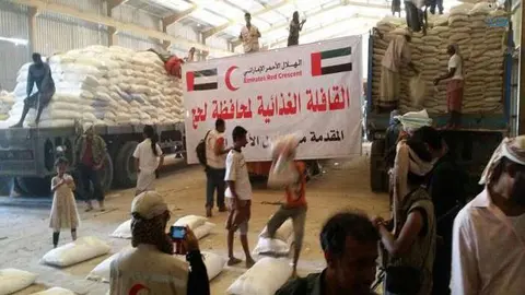 La Media Luna Roja de Emiratos Árabes ha distribuido bolsas de alimentos en Yemen en varias ocasiones.