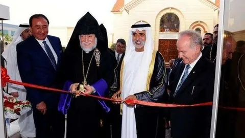 El jeque Nahyan bin Mubarak junto a las autoridades religiosas.