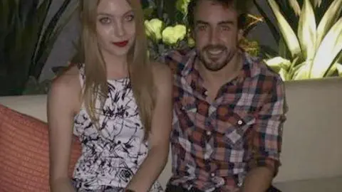 Fernando Alonso acompañado de una amiga.