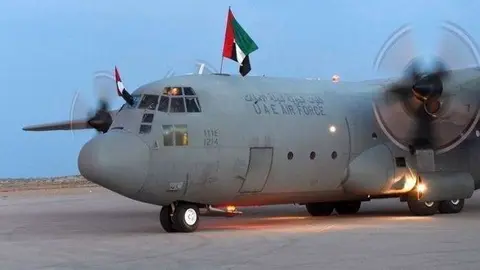 El primer avión que transportaba ayuda EAU para el pueblo de Mukalla aterrizó en el aeropuerto de Al Riyan.