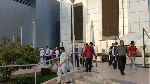 Un momento del desalojo del Marina Mall de Abu Dhabi.