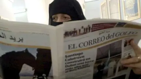 Estudiantes del Calligraphy Center del emirato de Sharjah leen un especial de EL CORREO DEL GOLFO editado también en árabe. (EL CORREO)