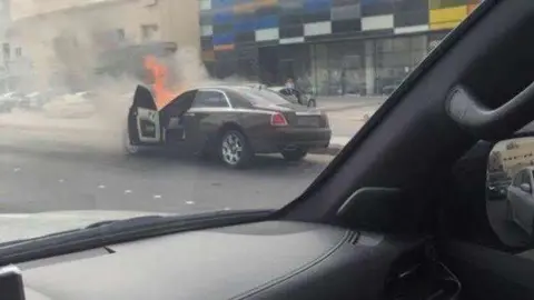 El vehículo en llamas tras una persecución policial en Riad.