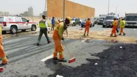 Tareas de mantenimiento en una carretera.
