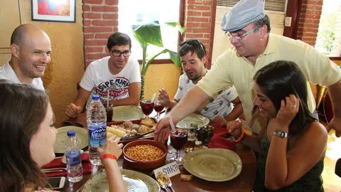 Alegría para recibir los garbanzos que Mariano Andrés sirve a una de las mesas. (EL CORREO)