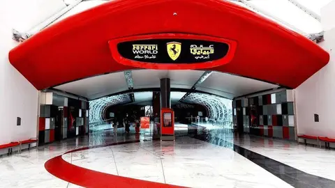 Entrada principal del parque Ferrari World de Abu Dhabi.