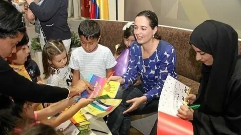 Claudia Mejía, durante la presentación de su libro '¿De dónde eres, Sofía?' en la Feria del Libro de Abu Dhabi. (EL CORREO)
