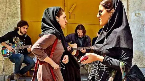 Mujeres en Irán con el velo islámico.