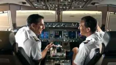 Pilotos en la cabina de un avión de Emirates Airline.