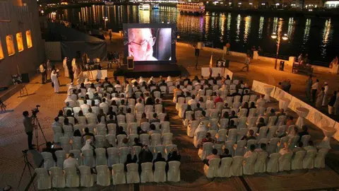 Perspectiva general del lugar de la proyección con los barcos navegando por el Creek de Fondo. (EL CORREO)