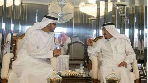 Un momento del encuentro entre el Rey Salman y el jeque Mohammed en Yeda.