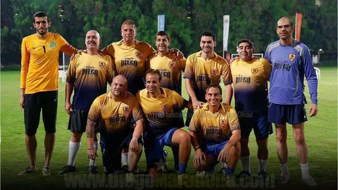Maradona posa junto a su equipo de veteranos en Dubai.