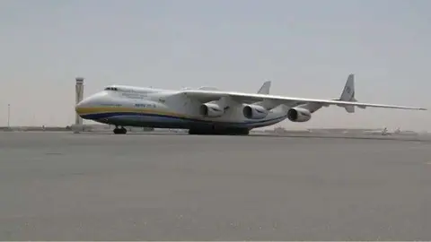 El avión Antonov 225 en el Aeropuerto DWC de Dubai.