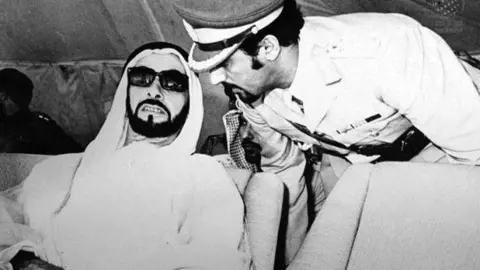 El jeque Faisal de uniforme junto al jeque Zayed, padre fundador de EAU.
