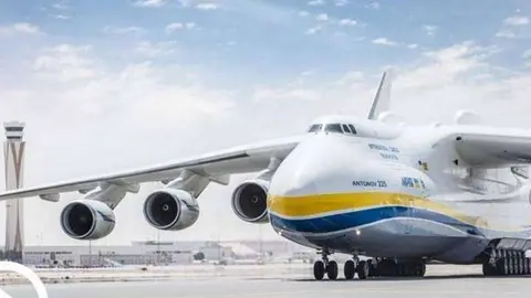 El avi&oacute;n Antonov 225 en el Aeropuerto DWC de Dubai.