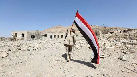 Un soldado con la bandera de Yemen en la base militar cercana a Saná.