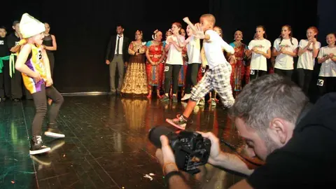 Lola baila junto a otros finalistas. (EL CORREO)