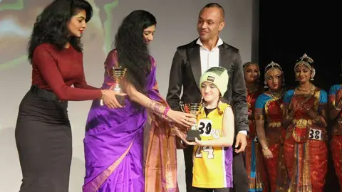 Lola, en el momento de recibir el premio. (EL CORREO)