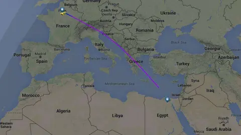 Ruta del avión de Egyptair, desparecido a unos 50 kilómetros de la costa de Egipto.
