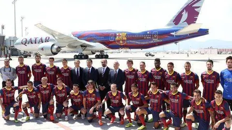 Imagen de archivo del equipo de fútbol del Barça junto a un avión de Qatar Airways.