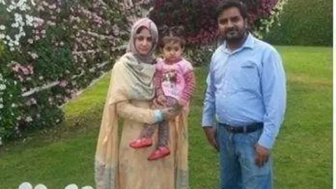 El padre desaparecido junto a su esposa y su hija.