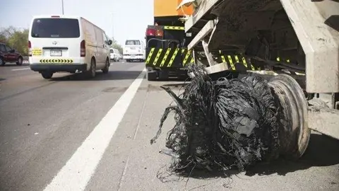 El calor pasa factura a la rueda de los automóviles en Emiratos.
