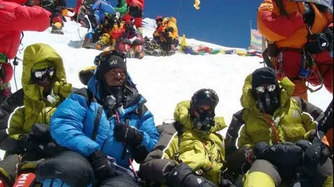 El equipo de soldados de Emiratos que han subido al monte Everest.