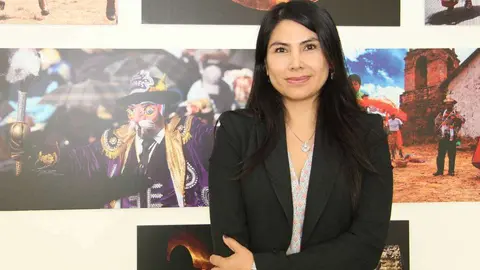 Claudia Guevera, en la sede del Consulado de Perú en Dubai. (EL CORREO)