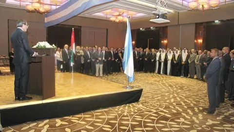 El embajador de Argentina en Emiratos, Fernando de Martini, durante su intervención en la conmemoración en Abu Dhabi del 200 aniversario de la Independencia de su país. (EL CORREO)