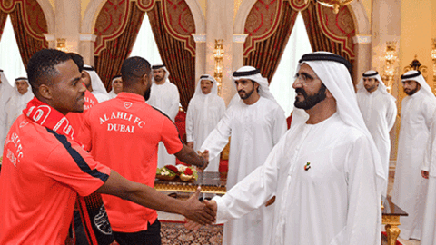El jeque Mohammed recibe los jugadores del club Al Ahli.