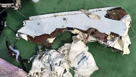 Restos del avión de EgiptAir rescatados del Mediterráneo.