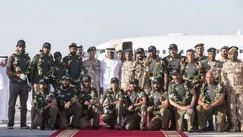 El equipo de soldados emiratíes y autoridades en el aeropuerto Al Bateen de Abu Dhabi.