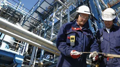Trabajadores en una planta petrolera de Omán.